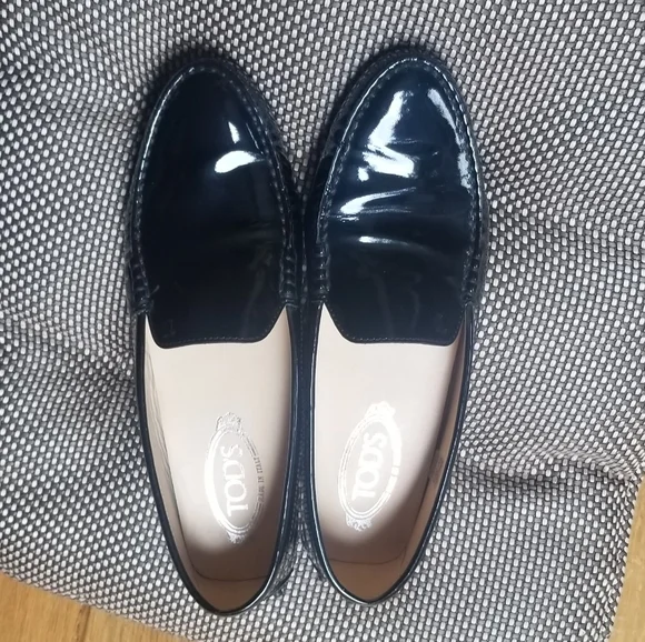 NWOT- Tods Patent Leather Gommini